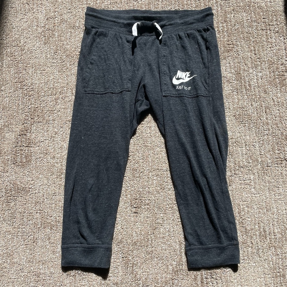 Nike women’s lightweight sweatpants capris